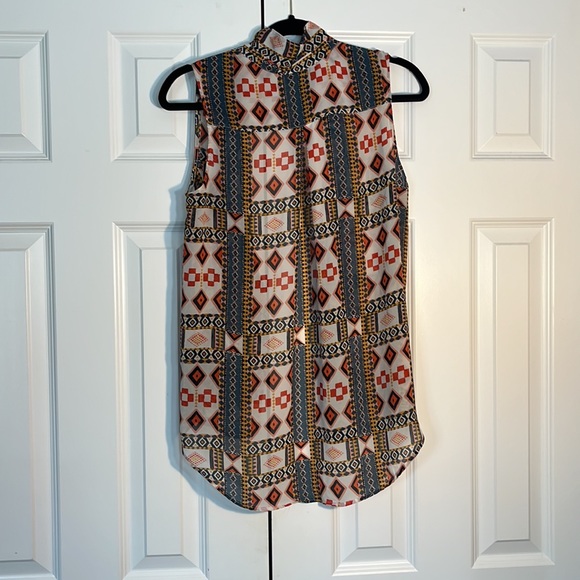 H&M sleeveless button-down top. - Picture 2 of 2